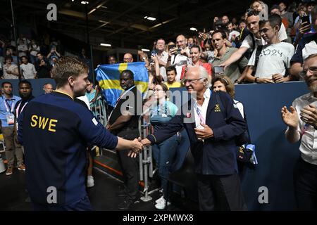 Paris, Frankreich. August 2024. PARIS, FRANKREICH 20240806Schwedens Truls Möregårdh begrüßt König Carl Gustaf nach dem Sieg gegen Deutschland im Viertelfinale des Tischtenniswettbewerbs in der Süd-Paris-Arena während der Olympischen Sommerspiele 2024 in Paris. Foto: Pontus Lundahl/TT/Code 10050 Credit: TT News Agency/Alamy Live News Stockfoto