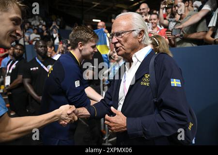 Paris, Frankreich. August 2024. PARIS, FRANKREICH 20240806Schwedens Anton Källberg begrüßt König Carl Gustaf nach dem Sieg gegen Deutschland im Viertelfinale des Tischtennisteams in der Süd-Paris-Arena während der Olympischen Sommerspiele 2024. Foto: Pontus Lundahl/TT/Code 10050 Credit: TT News Agency/Alamy Live News Stockfoto