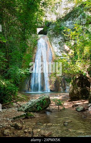 Malerischer Blick auf einen Wasserfall im Molina Wasserfall Park (italienisch: Parco delle Cascate di Molina), nördlich von Verona, Italien Stockfoto