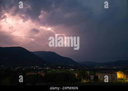 Blitz über den Bergen auf der Ostseite des Gardasees, Italien Stockfoto