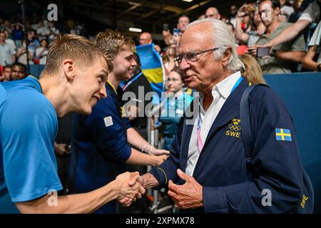 Paris, Frankreich. August 2024. PARIS, FRANKREICH 20240806Schwedens Anton Källberg begrüßt König Carl Gustaf nach dem Sieg gegen Deutschland im Viertelfinale des Tischtennisteams in der Süd-Paris-Arena während der Olympischen Sommerspiele 2024. Foto: Pontus Lundahl/TT/Code 10050 Credit: TT News Agency/Alamy Live News Stockfoto