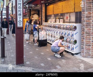 Gashapon Kapselmaschinen im Einkaufsviertel Ameyoko Ueno Tokio Japan Stockfoto