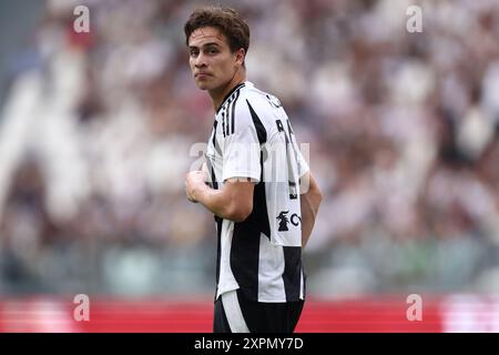 Turin, Italien. August 2024. Kenan Yildiz vom Juventus FC sieht beim Freundschaftsspiel zwischen Juventus FC und Juventus Next Gen am 6. August 2024 im Allianz Stadium in Turin, Italien, zu. Quelle: Marco Canoniero/Alamy Live News Stockfoto