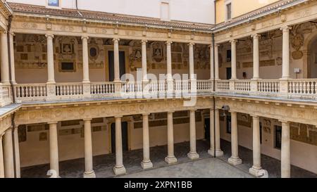 Padua, Italien - 23. Juli 2024: Hof des Palazzo Bo (Bo-Palast), historisches Gebäude mit Sitz der Universität Padua aus dem Jahr 1539 in Padua, Italien Stockfoto