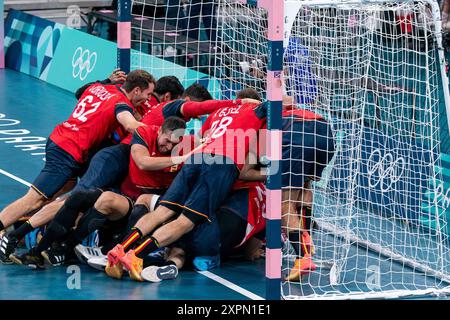 Lille, Frankreich. August 2024. LILLE, FRANKREICH - 7. AUGUST: Die spanische Mannschaft feiert den Sieg während des Spiels Handball - Olympische Spiele 2024 in Paris im Stade Pierre Mauroy am 7. August 2024 in Lille, Frankreich. (Foto von Henk Seppen/Orange Pictures) Credit: Orange Pics BV/Alamy Live News Stockfoto