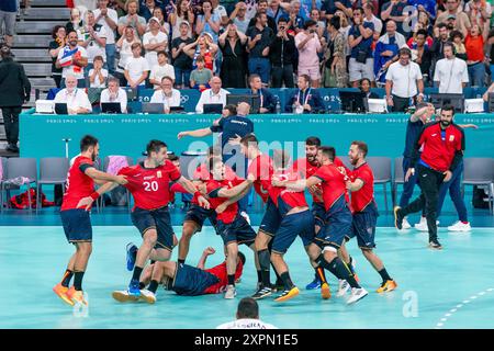 Lille, Frankreich. August 2024. LILLE, FRANKREICH - 7. AUGUST: Die spanische Mannschaft feiert den Sieg während des Spiels Handball - Olympische Spiele 2024 in Paris im Stade Pierre Mauroy am 7. August 2024 in Lille, Frankreich. (Foto von Henk Seppen/Orange Pictures) Credit: Orange Pics BV/Alamy Live News Stockfoto