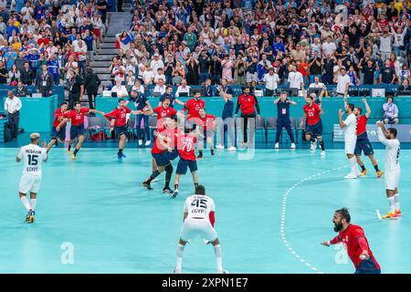 Lille, Frankreich. August 2024. LILLE, FRANKREICH - 7. AUGUST: Die spanische Mannschaft feiert den Sieg während des Spiels Handball - Olympische Spiele 2024 in Paris im Stade Pierre Mauroy am 7. August 2024 in Lille, Frankreich. (Foto von Henk Seppen/Orange Pictures) Credit: Orange Pics BV/Alamy Live News Stockfoto