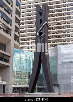 PHILADELPHIA, PENNSYLVANIA - 29. SEPTEMBER 2019: Clothespin Sculpture. Clothespin ist eine verwitterte Stahlskulptur von Claes Oldenburg im Centr Stockfoto