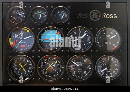 Paris, Frankreich - 07. Januar 2010: Uhrmacherfirma Bell und Ross Vitrine mit Flight Instruments Panel. Stockfoto