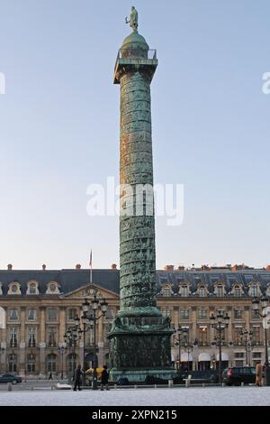 Paris, Frankreich - 07. Januar 2010: Hohes Bronzemonument Colonne Vendome Historisches Wahrzeichen am SSquare im Stadtzentrum. Stockfoto