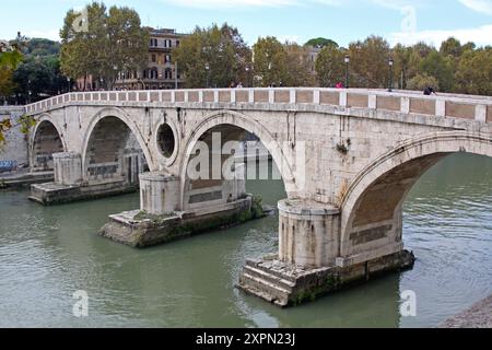 Rom, Italien - 25. Oktober 2009: Alte Steinbogenbrücke Garibaldi über den Tiber im Stadtzentrum der Hauptstadt am Herbsttag. Stockfoto