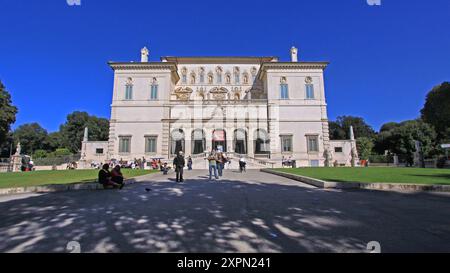 Rom, Italien - 27. Oktober 2009: Am sonnigen Herbsttag vor dem Gebäude der Galleria Borghese Palace im Stadtpark. Stockfoto