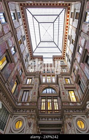 Rom, Italien - 27. Oktober 2009: Dachfenster und farbenfrohe Fassade in der Galleria Sciarra im Zentrum der Hauptstadt. Stockfoto