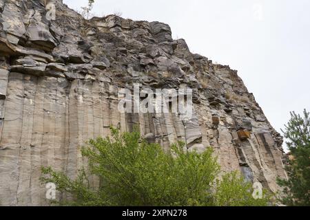 Verschiedene Gesteinsformationen aus Basalt, Sandstein, Schlacke und anderen Schichten in einem verlassenen Steinbruch Stockfoto