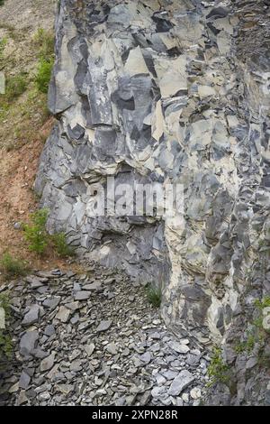 Verschiedene Gesteinsformationen aus Basalt, Sandstein, Schlacke und anderen Schichten in einem verlassenen Steinbruch Stockfoto