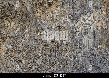 Verschiedene Gesteinsformationen aus Basalt, Sandstein, Schlacke und anderen Schichten in einem verlassenen Steinbruch Stockfoto
