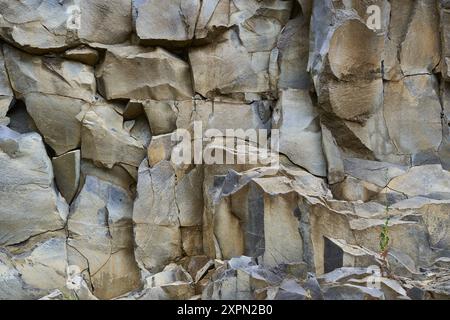 Verschiedene Gesteinsformationen aus Basalt, Sandstein, Schlacke und anderen Schichten in einem verlassenen Steinbruch Stockfoto