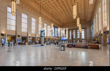 PHILADELPHIA, PENNSYLVANIA - 2. OKTOBER 2019: Die Abflughalle an der 30th Street Station in Philadelphia. Innenansicht der 30th Street Station. PA, USA Stockfoto