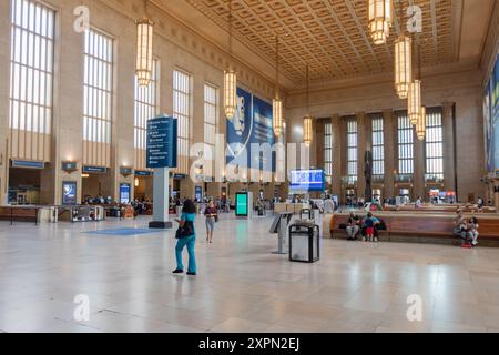 PHILADELPHIA, PENNSYLVANIA - 2. OKTOBER 2019: Die Abflughalle an der 30th Street Station in Philadelphia. Innenansicht der 30th Street Station. PA, USA Stockfoto