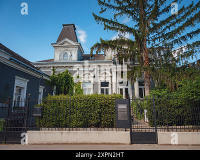 Perchtoldsdorf, Österreich - 22. JULI 2023. Historische Altstadt mit befestigtem Turm, erbaut im 15. Und 16. Jahrhundert. Stadt Perchtoldsdorf, Landkreis Moedling, Niederösterreich. Stockfoto