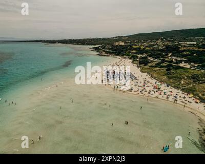 Luftaufnahme der Spaggia La Pelosa in der Nähe von Stintino, Sardegna. Hochwertige Fotos Stockfoto