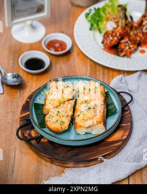 Zwei großzügige Brotscheiben werden mit einer reichhaltigen, cremigen Käsesauce und frischen Kräutern garniert Stockfoto