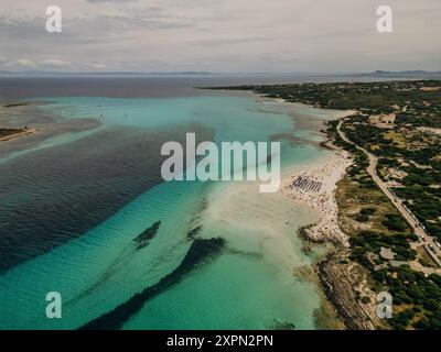 Luftaufnahme der Spaggia La Pelosa in der Nähe von Stintino, Sardegna. Hochwertige Fotos Stockfoto