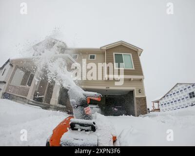 Der Winter bietet eine schneebedeckte Nachbarschaftsszene Stockfoto