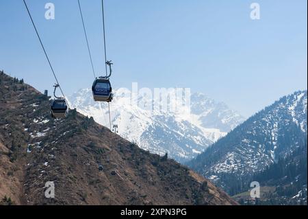 Kasachstan, Almaty, 18. April 2012. Die Seilbahn führt über ein Bergtal, das Medeu-Tal oder das Tal des Malaya Almatinka River Stockfoto