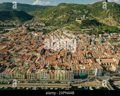 Aus der Vogelperspektive von Bosa, einer kleinen, farbenfrohen Stadt in der Nähe von Oristano, Sardinien, Italien. Hochwertige Fotos Stockfoto