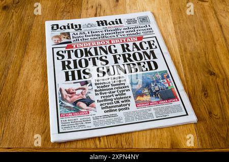 5. August 2024. Auf der Titelseite in Daily Mail steht die Aufruhr der Rasse von seinem Sonnenbett aus. Bezieht sich auf den ehemaligen EDL-Chef Stephen Yaxley-Lennon oder Tommy Robinson, der während rechtsextremer Unruhen in Großbritannien im Urlaub entspannte. Stockfoto