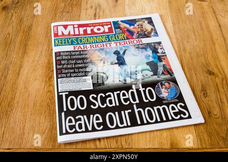 6. August 2024. Die Titelzeile in Daily Mirror liest sich zu ängstlich, um unsere Häuser zu verlassen. Nach rechtsextremen Unruhen in Großbritannien. Stockfoto