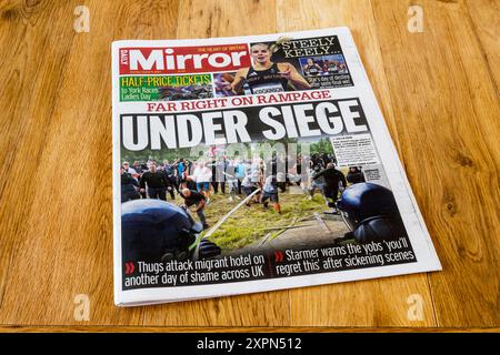 5. August 2024. Titelzeile in Daily Mirror lautet unter Belagerung. Nach rechtsextremen Unruhen in Großbritannien. Stockfoto