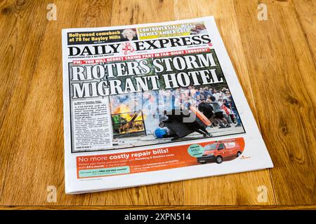 5. August 2024. Auf der Titelseite des Daily Express steht die Aufständische Storm Migrant Hotel. Nach rechtsextremen Unruhen in Großbritannien. Stockfoto