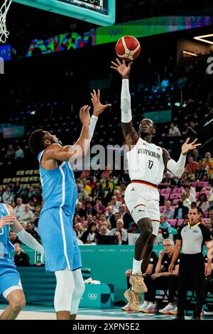 Paris, Frankreich. August 2024. FRA, Paris, Olympische Spiele Paris 2024, (06.08.2024, Basketball Männer Viertelfinale Deutschland - Griechenland, Bercy Arena) Giannis Antetokounmpo (Griechenland, 34), Dennis Schroeder (Deutschland, 17) wirft den Ball Credit: HMB Media/Steffie Wunderl/Alamy Live News Credit: HMB Media/Alamy Live News Stockfoto