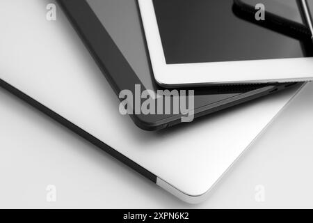 Komposition mit modernen Gadgets auf hellem Hintergrund, Nahaufnahme Stockfoto