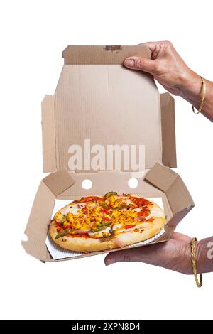 Indische Frau, die offene Pizzaschachtel in der Hand auf weißem Hintergrund hält. Vertikal kurz Stockfoto