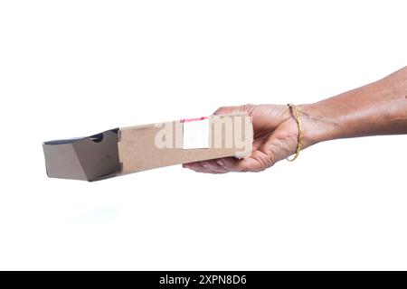 Indische Frau mit goldenem Armreif, die Pizzakästen isoliert auf weißem Hintergrund mit Schneidepfad liefert. Stockfoto