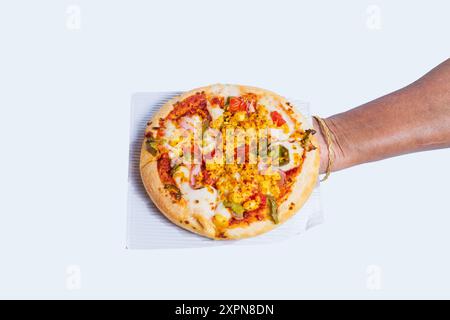 Indische Frau mit goldenem Armreif und köstlicher vegetarischer Paneer-Pizza auf weißem Hintergrund. Draufsicht Stockfoto