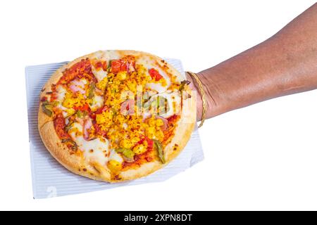 Indische Frau mit goldenem Armreif und köstlicher vegetarischer Paneer-Pizza auf weißem Hintergrund. Draufsicht Stockfoto