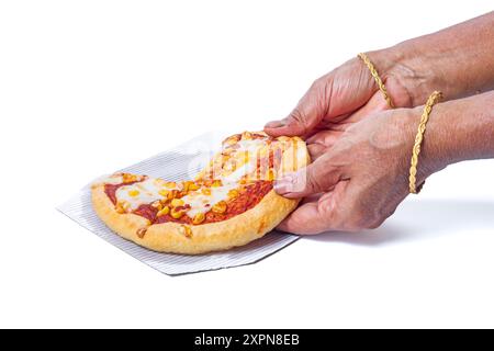Köstliche vegetarische Pizza in den Händen einer älteren Frau auf weißem Hintergrund. Nahaufnahme Stockfoto