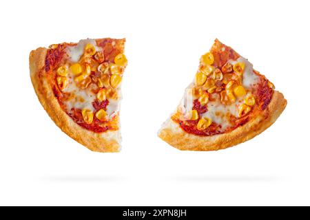 Zwei leckere Pizzabäcke fliegen auf weißem Hintergrund. Beschneidungspfad Stockfoto