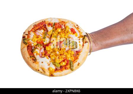 Indische Frau mit goldenem Armreif und köstlicher vegetarischer Paneer-Pizza auf weißem Hintergrund. Stockfoto