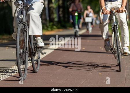 Radfahrer überholen auf rot befestigtem Radweg Stockfoto