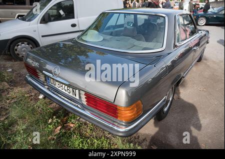 Rückansicht des klassischen deutschen Luxussportwagens Mercedes Benz SLC350 C107 Coupé in grau-brauner Farbe. Es ist ein exklusives und teures Fahrzeug. Stockfoto