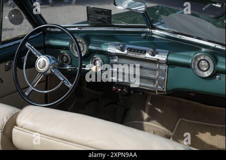 Innenansicht des grünen amerikanischen Buick Super Eight Car. Große, extravagante und komfortable typisch amerikanische Innenausstattung. Stockfoto