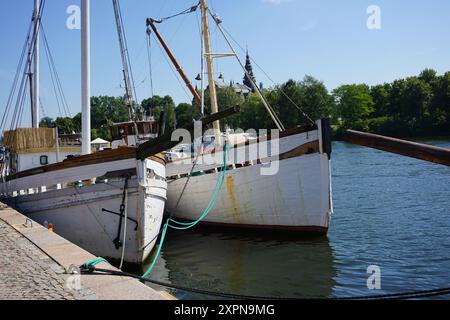 Blick auf zwei Schiffe in einem Kanal Stockfoto