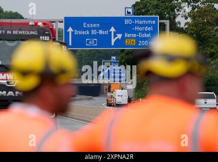 Bochum, Deutschland. August 2024. Arbeiter stehen auf der abgesperrten Autobahn A40. Kurz nach Beginn der Straßensperrung am Dienstagabend erklärt die Niederlassung Westfalen der Autobahn GmbH das komplexe Projekt vor Ort. Die stark frequentierte Ruhrautobahn ist wegen des Baus einer neuen Brücke bis Anfang November gesperrt. Quelle: Bernd Thissen/dpa/Alamy Live News Stockfoto