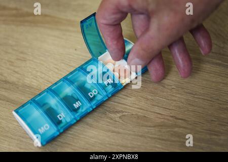 Ein Aelterer Mann nimmt Tabletten aus einer Tablettenbox. Berlin, 05.08.2024. Berlin Deutschland *** ein älterer Mann nimmt Pillen aus einer Pillenbox Berlin, 05 08 2024 Berlin Deutschland Copyright: XKiraxHofmann/photothek.dex Stockfoto