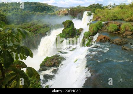 Blick aus der Vogelperspektive auf die unglaublichen Iguazu-Wasserfälle auf argentinischer Seite, die zum UNESCO-Weltkulturerbe in Argentinien, Südamerika, gehören Stockfoto